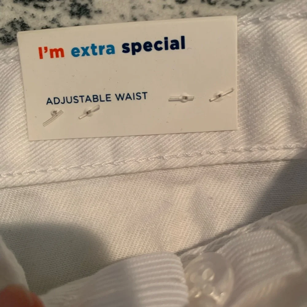 NWT Old Navy kids white shorts. Size 6.
